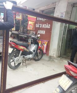 Gương kích thước lớn có khung treo trong phòng khách
