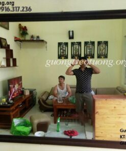 Gương trong phòng khách có khung treo tường