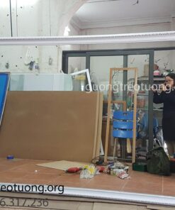 Gương khổ lớn có khung treo trong phòng khách đẹp