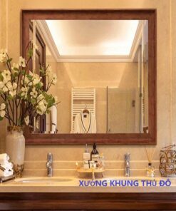 Gương soi treo trong nhà tắm, phòng tắm có khung nhựa giả gỗ