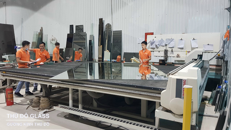 Cắt gương soi bằng máy cắt CNC