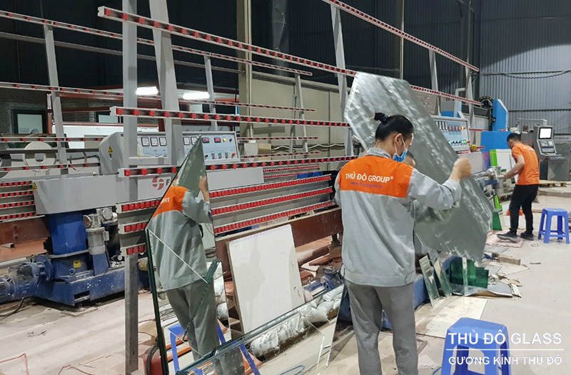 Cắt mài gương soi tại xưởng gương Thủ Đô