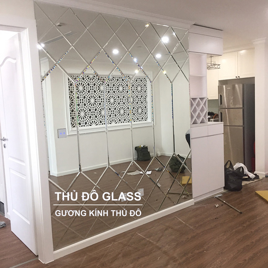 Gương ghép quả trám dán tường phòng khách