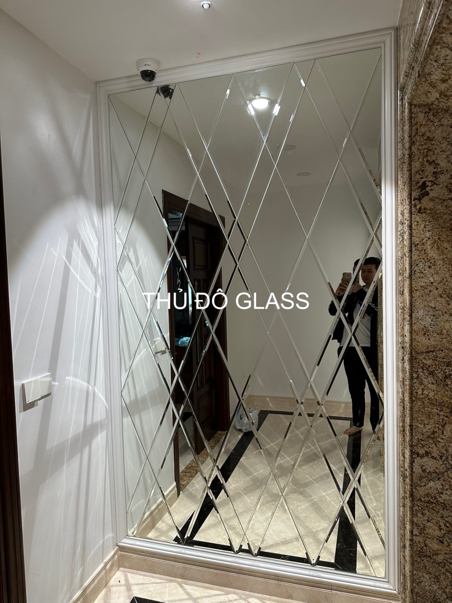 Gương ghép dán tường trang trí phòng khách