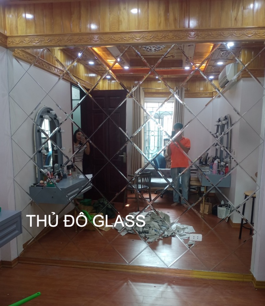 Gương ghép quả trám trang trí dán tường phòng khách