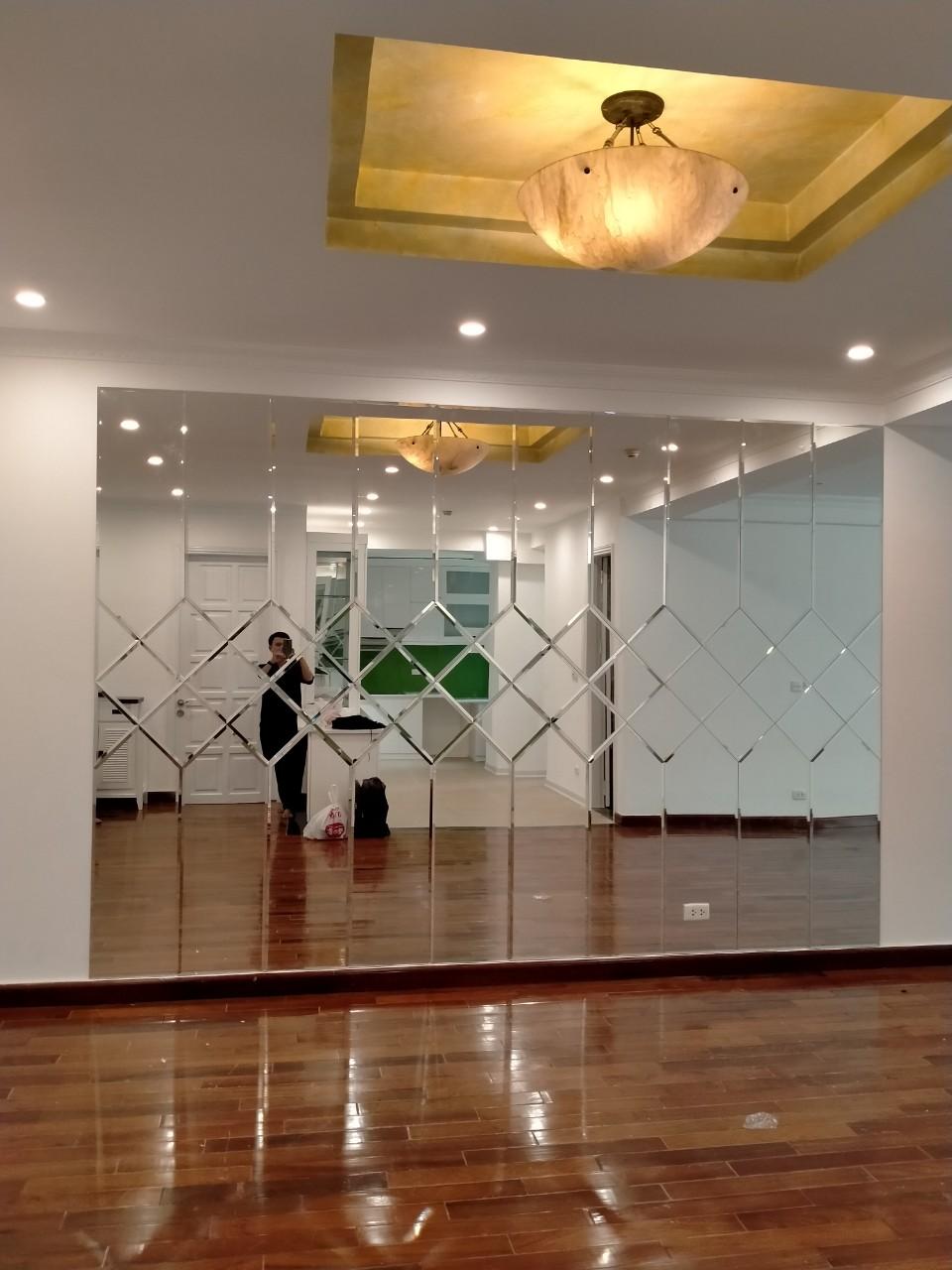 Gương ghép quả trám trang trí phòng khách hiện đại sang trọng, đẳng cấp