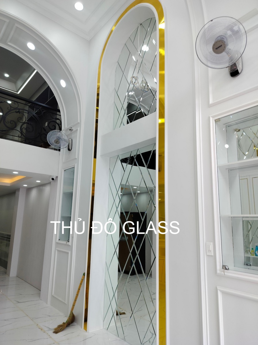 Gương ghép trang trí dán tường phòng khách biệt thự