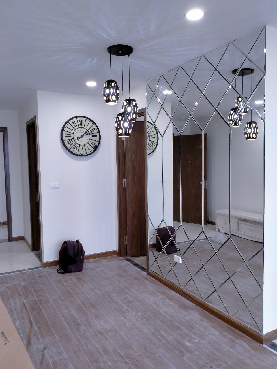 Gương ghép trang trí màu xám khói dán tường phòng khách cao cấp