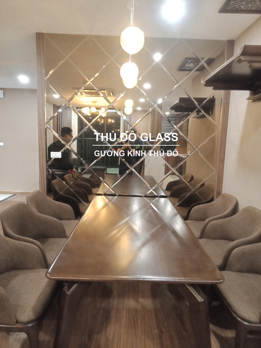 Gương ghép quả trám trang trí phòng ăn