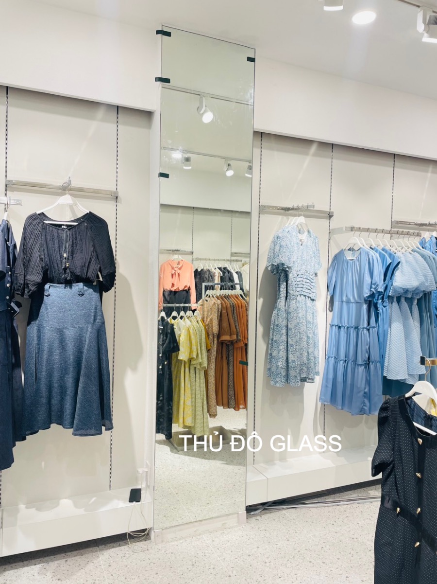 Gương shop quần áo dán tường Gương shop quần áo dán tường