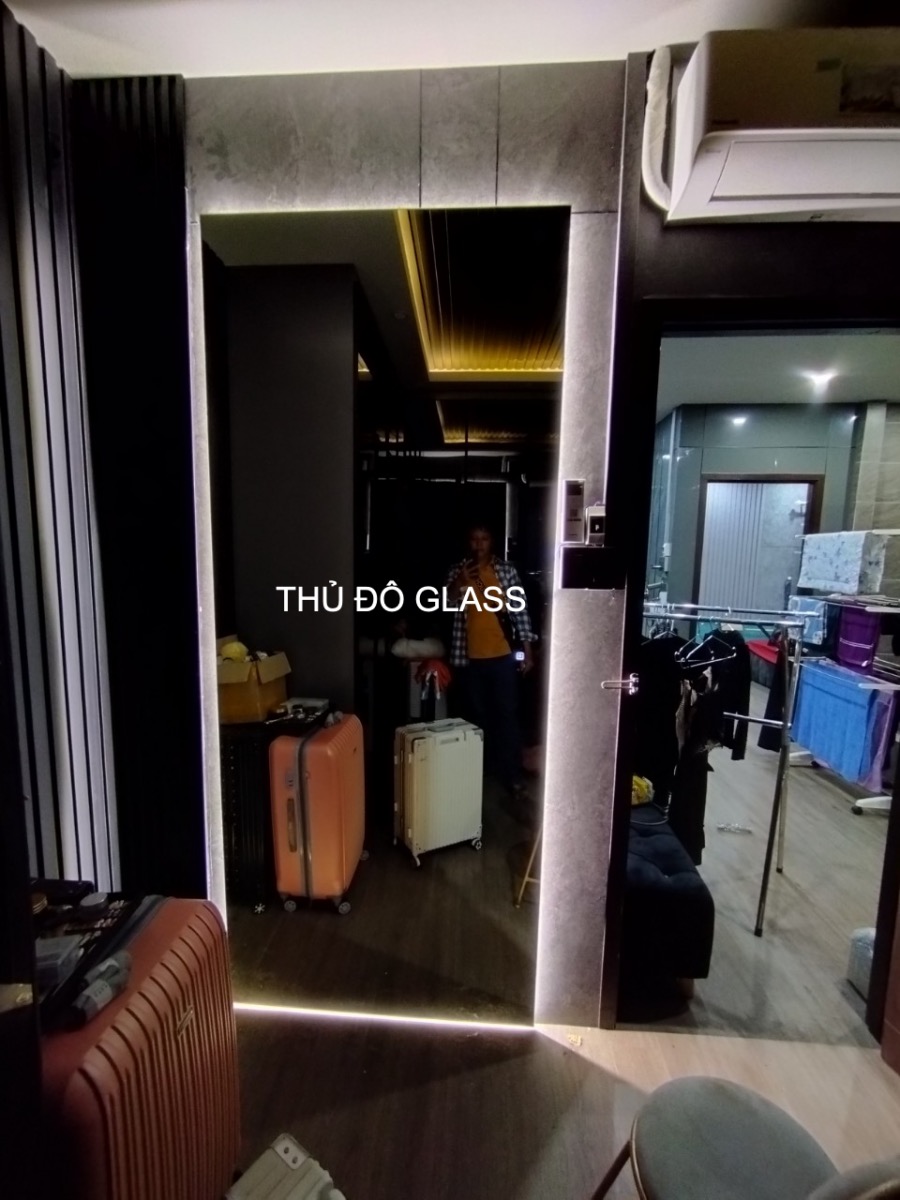 Cửa hàng bán gương soi toàn thân có đèn led treo tường tại Cần Thơ Gương soi toàn thân có gắn đèn led Cần Thơ
