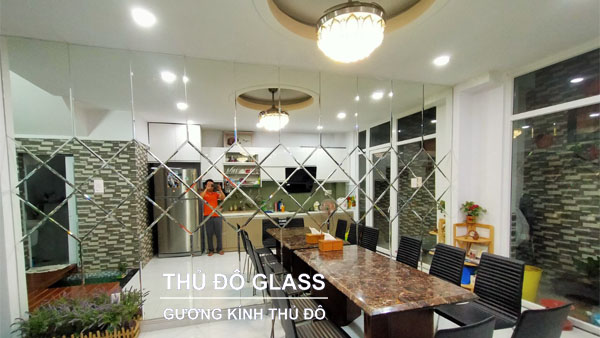 Gương trang trí phòng khách dán tường đẹp Thủ Đô Glass