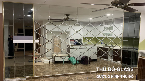 Gương trang trí phòng khách dạng ghép quả trám dán tường Thủ Đô Glass
