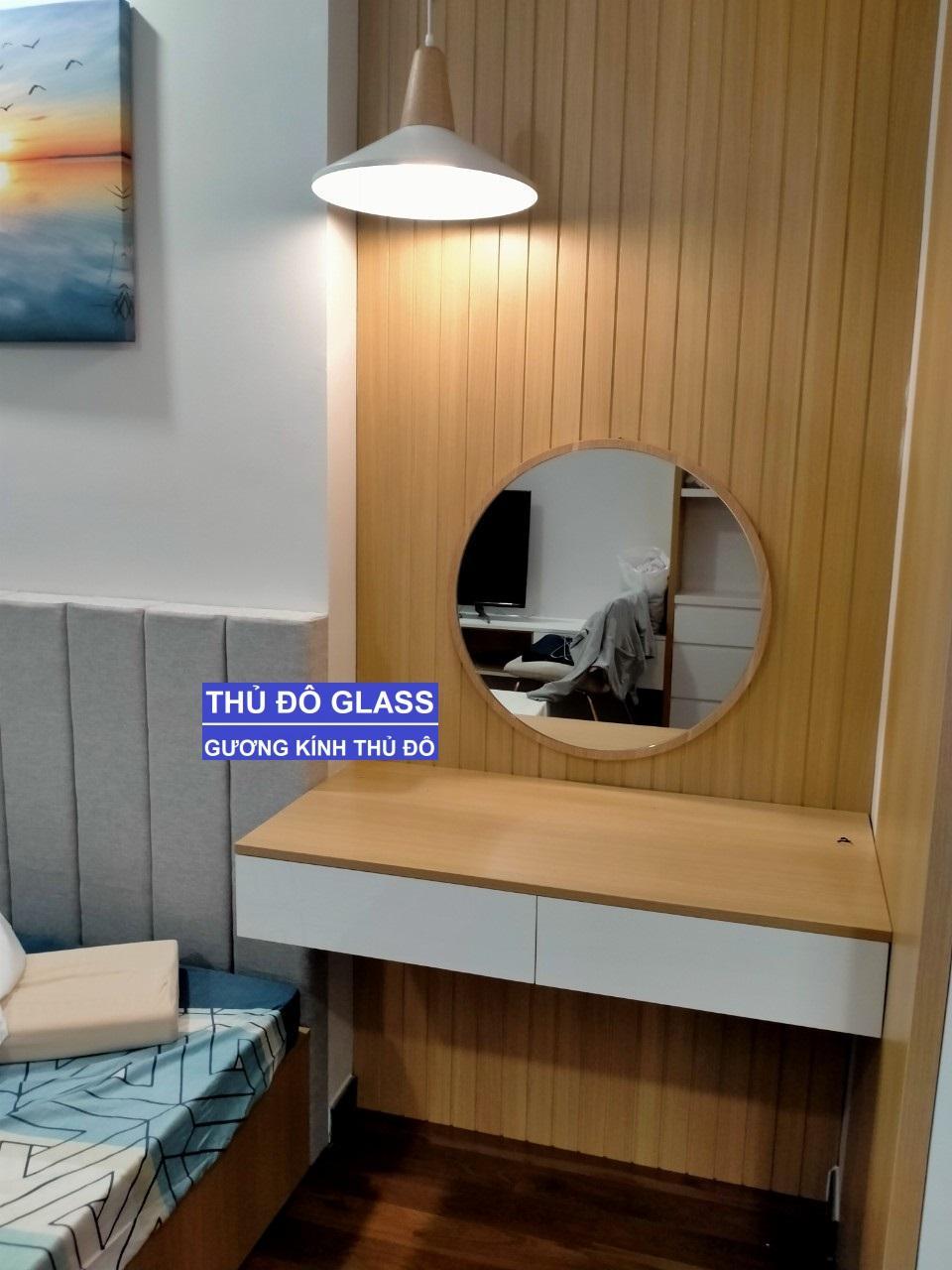 Gương tròn ốp gỗ bàn trang điểm đẹp