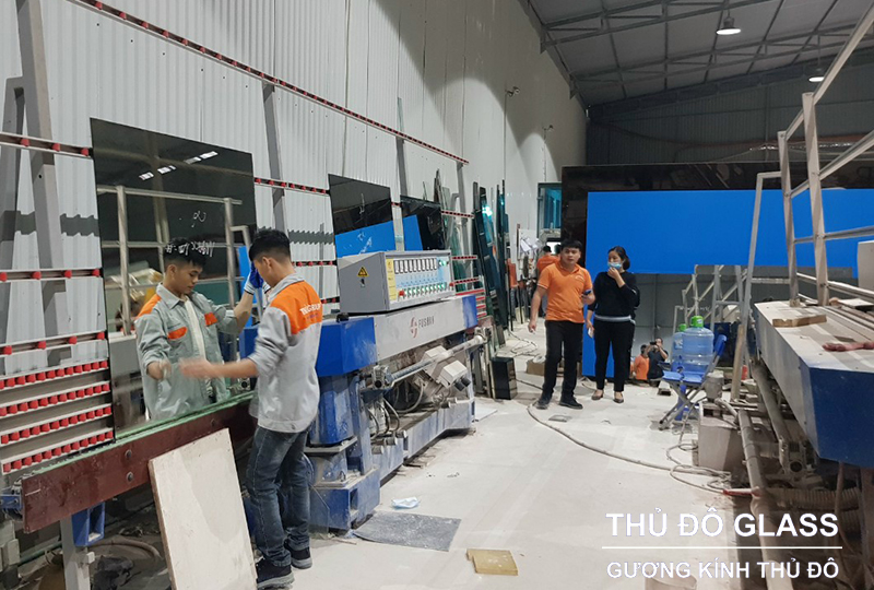 Mài vát gương sau khi cắt bẻ theo kích thước