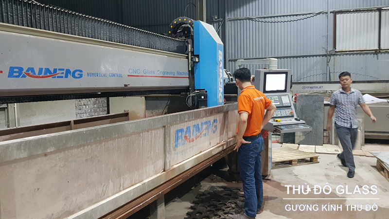 Sử dụng công nghệ hiện đại - Gương khắc CNC theo yêu cầu