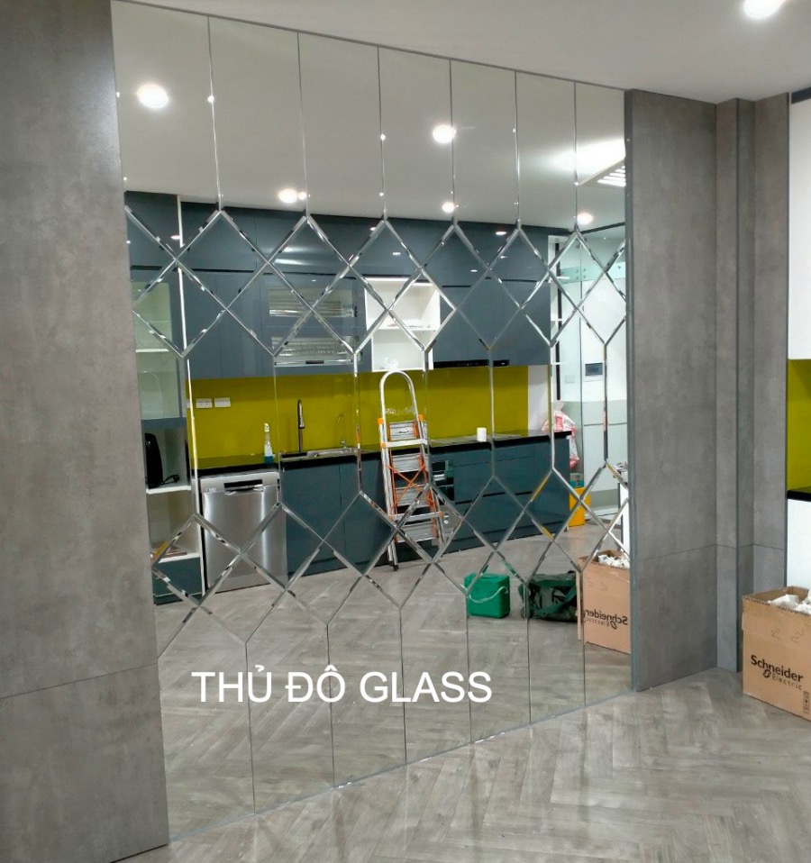 Mẫu gương ghép dán tường hình quả trám dán tường phòng khách