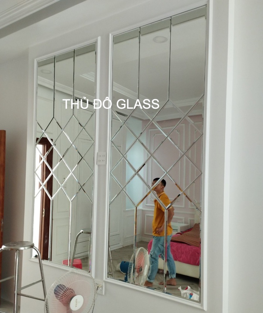 Mẫu gương ghép trang trí hình quả trám dán tường phòng khách đẹp