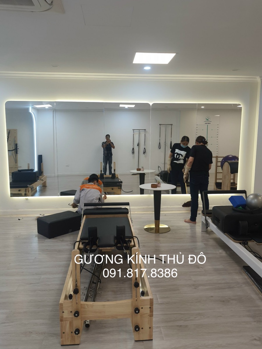 Thi công gương phòng tập có đèn led